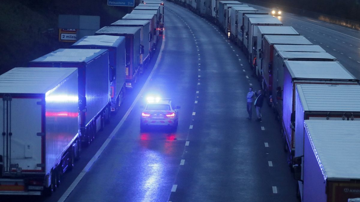 Většina českých kamionů se do Štědrého dne z Británie nevrátí